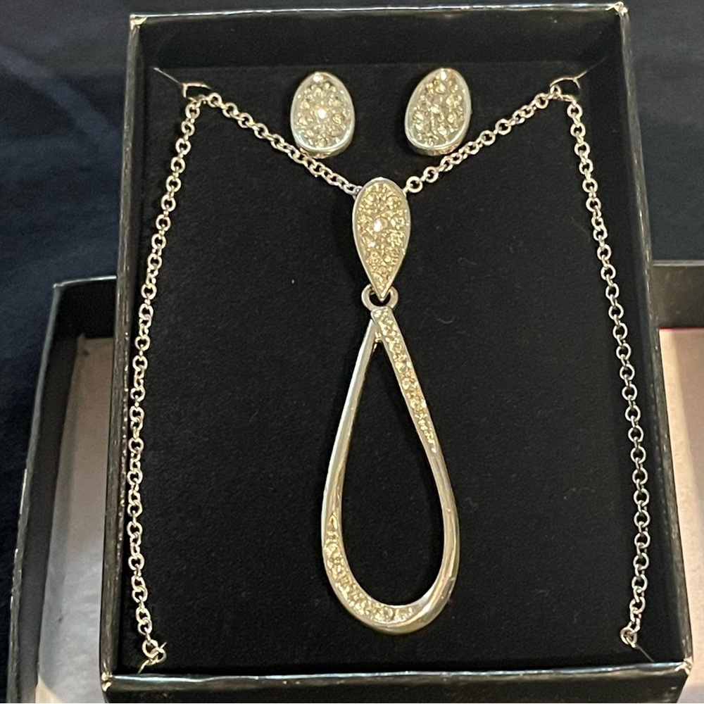 👚AVON SPARKLING TEARDROP NECKLACE
AND EARRING GIFT SET